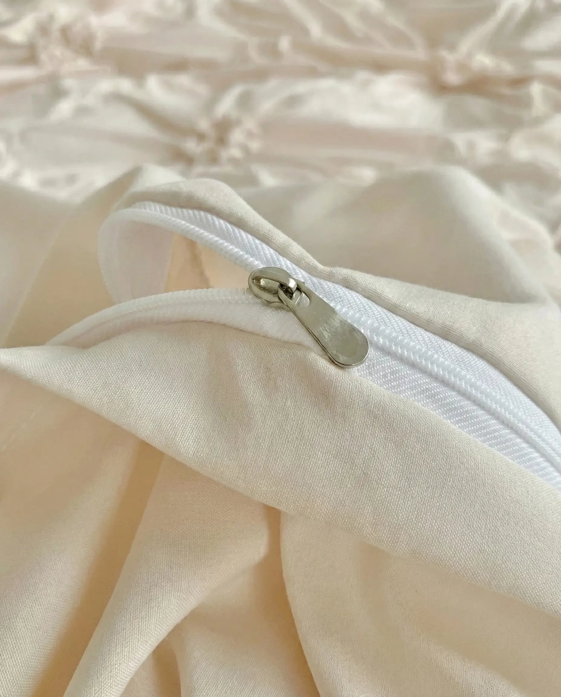 Cream duvet cover zipper closure detail, aesthetic bedding, luxury duvet construction, dorm room bedding, hidden zipper duvet, soft fabric texture, neutral bedding detail, modern bedroom, quality stitching, cozy home