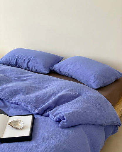 Ultramarine muslin cotton bedding with a brown fitted sheet